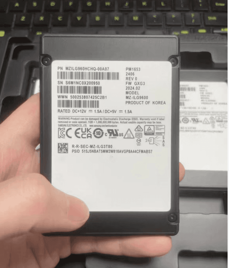Samsung PM1653 960GB SAS SSD — MZILG960HCHQ-00A07
